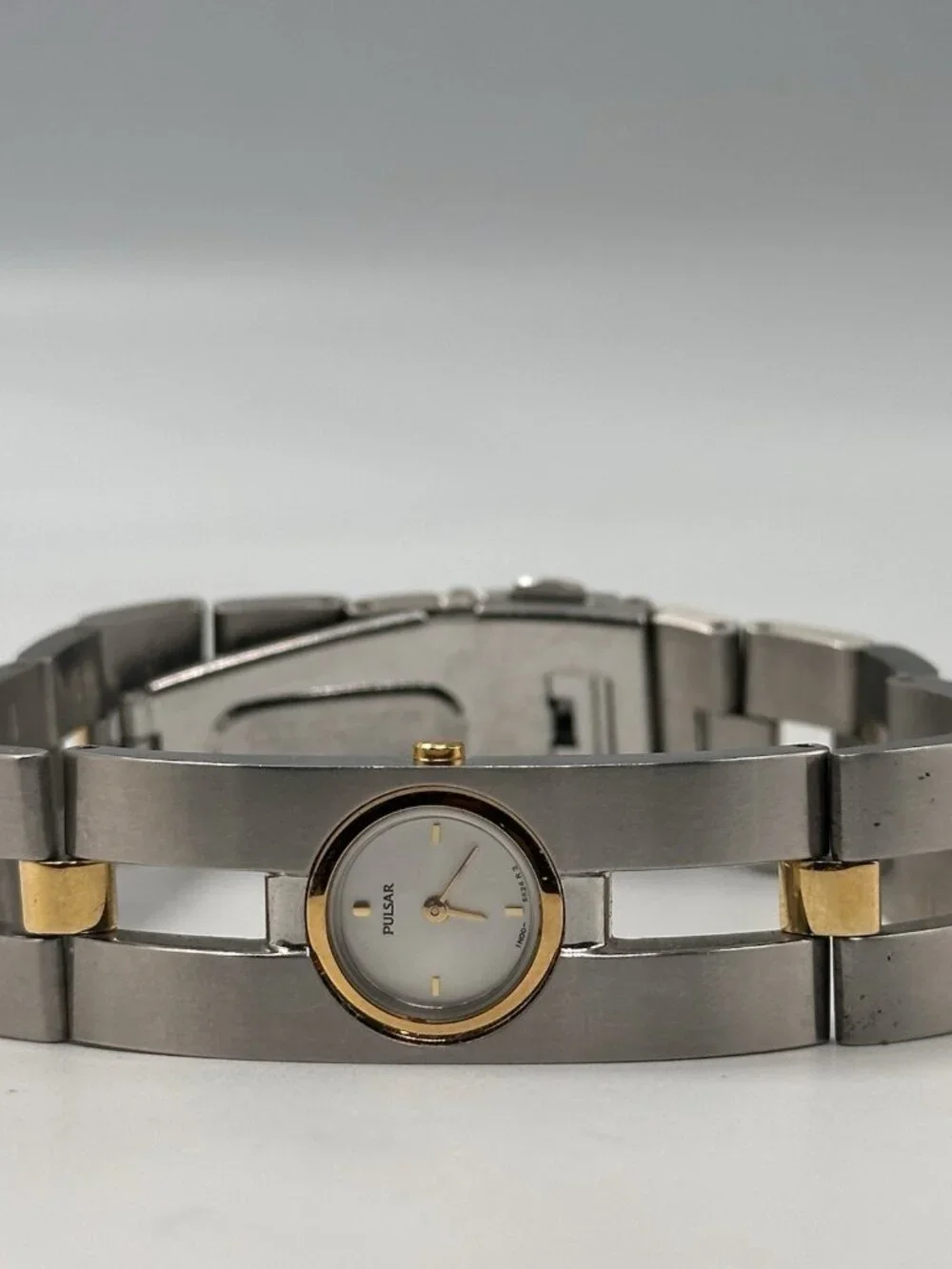 Pulsar Watch Women Silver Gold Two Tone Small Round Dial New Battery 8